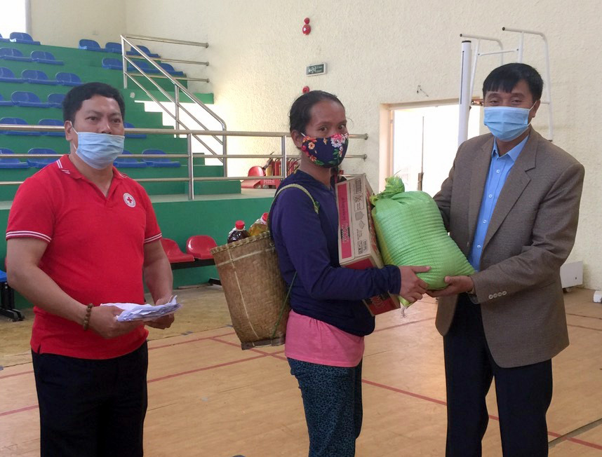 Lãnh đạo huyện Lạc Dương trực tiếp trao gạo cho người dân tại Chợ Nhân đạo