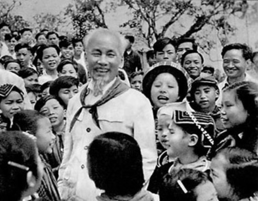 Sinh thời, Chủ tịch Hồ Chí Minh, dù bận việc nước vẫn dành sự quan tâm đặc biệt đến trẻ em- Ảnh: Tư liệu