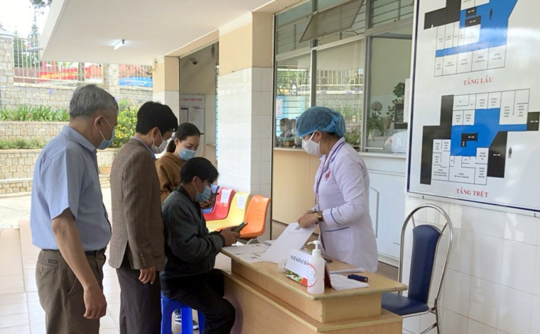 Giám đốc Sở Y tế Lâm Đồng Nguyễn Đức Thuận kiểm tra việc thực hiện khai báo y tế điện tử tại Bệnh viện YHCT Phạm Ngọc Thạch