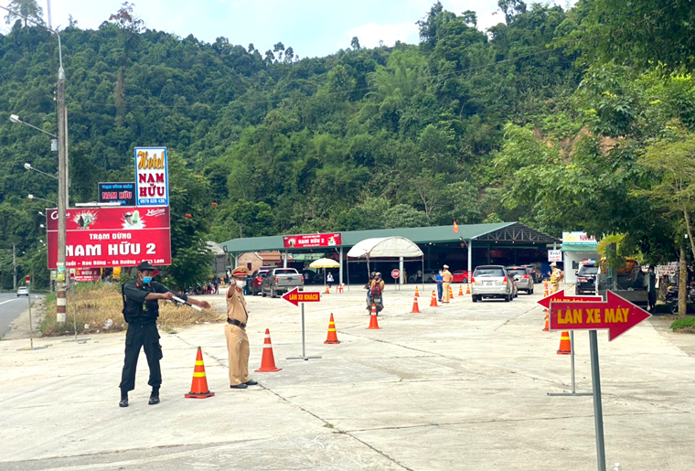 Lực lượng chức năng làm nhiệm vụ tại chốt kiểm dịch trên Quốc lộ 20, qua thị trấn Madagui, Đạ Huoai