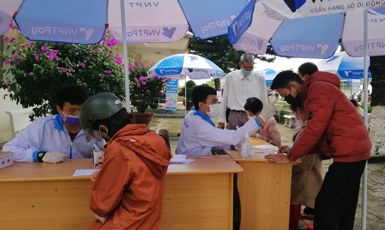 Lực lượng đoàn viên, thanh niên thành phố Đà Lạt hỗ trợ người dân khai báo Y tế khi vào làm việc tại UBND thành phố