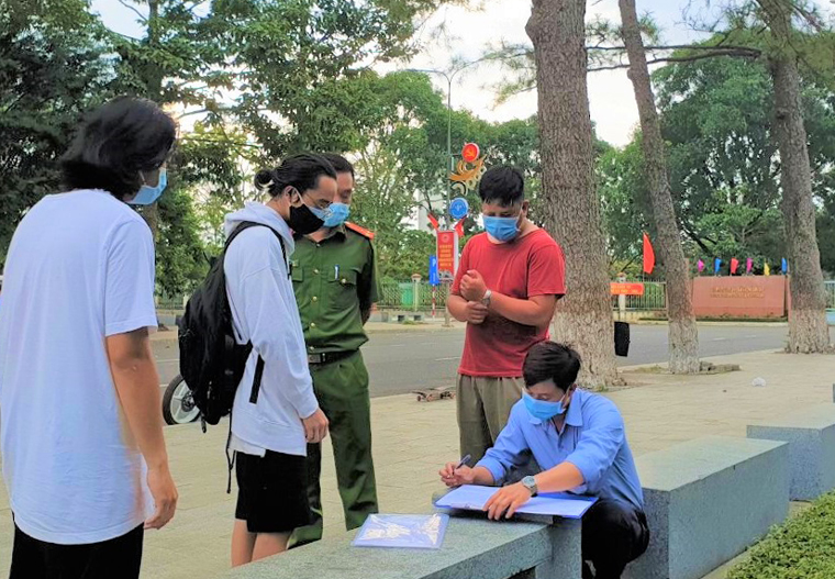 Cơ quan chức năng Phường 1 (TP Bảo Lộc) lập biên bản xử phạt vi phạm hành chính đối với người không đeo khẩu trang tại Công viên UBND thành phố
