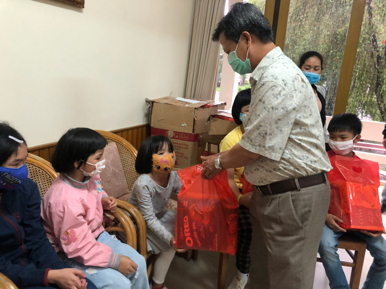 Ông Nguyễn Tiến Dũng – Phó Giám đốc Sở Lao động – Thương binh và Xã hội tỉnh, thăm, tặng quà Làng trẻ em SOS Đà Lạt