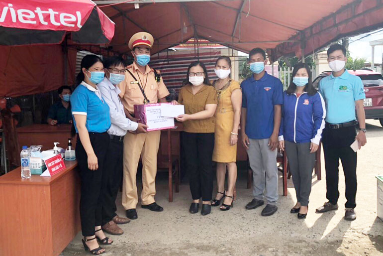 Đại diện lãnh đạo các đoàn thể huyện Đam Rông tặng quà động viên tổ công tác liên ngành làm nhiệm vụ tại chốt chống dịch
