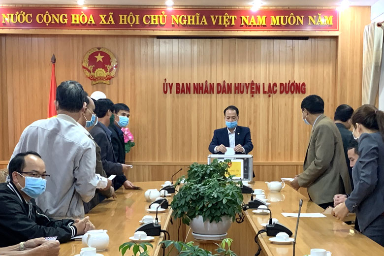 Văn phòng HĐND và UBND huyện Lạc Dương ủng hộ Quỹ phòng chống dịch Covid-19