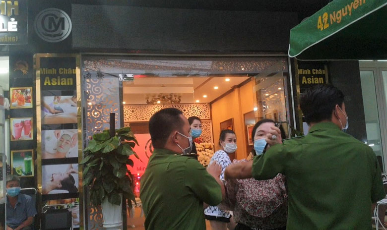 Đang tác nghiệp, phóng viên bị người trong Thẩm mỹ viện Minh Châu Asian hành hung