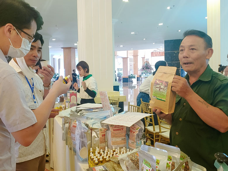 Ông Nguyễn Ngọc Hoàng giới thiệu nông sản sạch của HTX Cà phê chất lượng cao Di Linh tại hội chợ giới thiệu nông sản đặc trưng Lâm Đồng