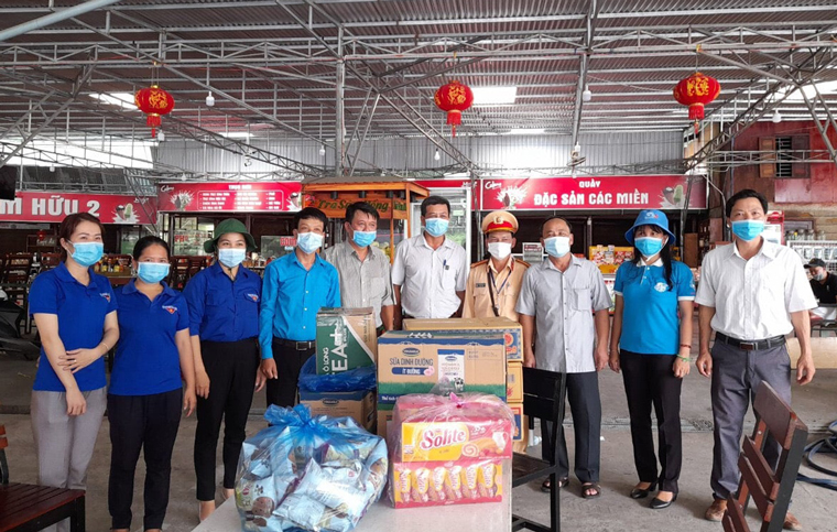 Huyện Đoàn Đạ Huoai phối hợp với cơ quan khối MTTQ và các Đoàn thể tới thăm hỏi, động viên, trao tặng quà đến đội ngũ tuyến đầu chống dịch