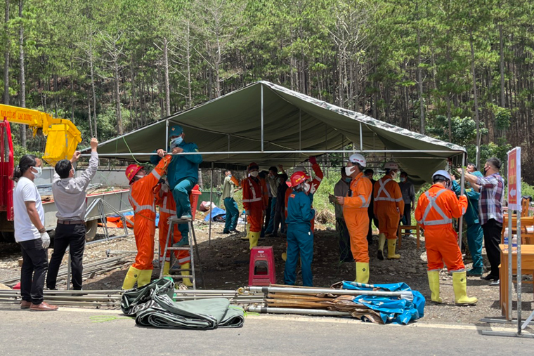 Đội PCCC – CHCN thị trấn Lạc Dương hỗ trợ lắp đặt lều trại tại chốt kiểm soát phòng chống dịch bệnh Covid-19 trên Quốc lộ 27C