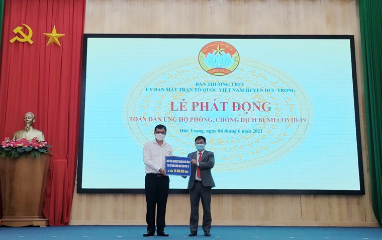 Ông Lê Công Tuấn -  Chủ tịch Ủy MTTQ Việt Nam huyện Đức Trọng tiếp nhận sự ủng hộ của các đơn vị, doanh nghiệp, cá nhân, nhà hảo tâm