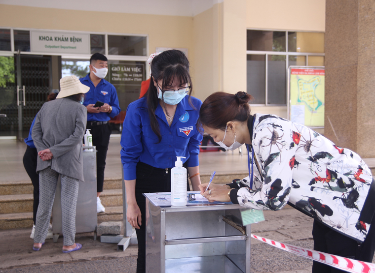 Tình nguyện viên hỗ trợ người dân khai báo y tế trước khi vào bệnh viện