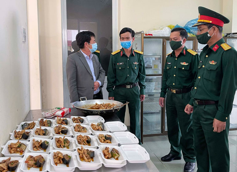 Phó Chủ tịch UBND tỉnh Phan Văn Đa kiểm tra xuất ăn tại Khu cách ly tập trung Bệnh xá H32. Ảnh Diệu Hiền