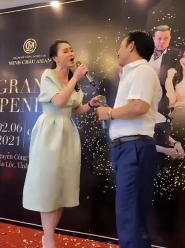 Nghệ sỹ Quang Tèo và diễn viên Quách Thu Phương hát karaoke tại lễ khai trương thẩm mỹ viện Minh Châu Asian Luxury