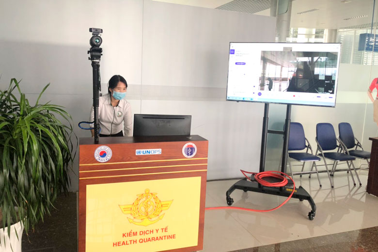 Cán bộ y tế của Trung tâm Kiểm soát Bệnh tật tỉnh làm việc trên máy đo thân nhiệt từ xa mới vừa được lắp đặt tại Chốt kiểm soát phòng dịch Cảng hàng không Liên Khương