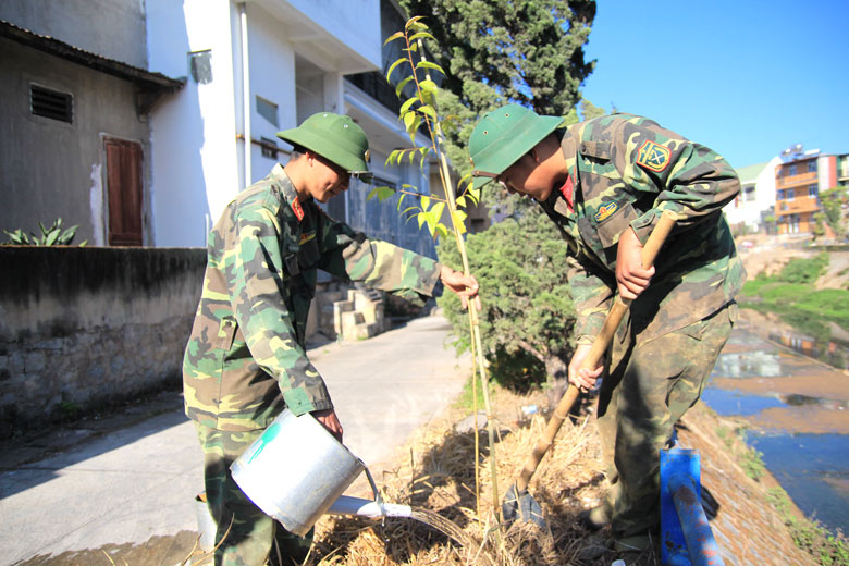 Đoàn viên, thanh niên Học viện Lục quân tham gia trồng cây xanh trong Tháng Thanh niên