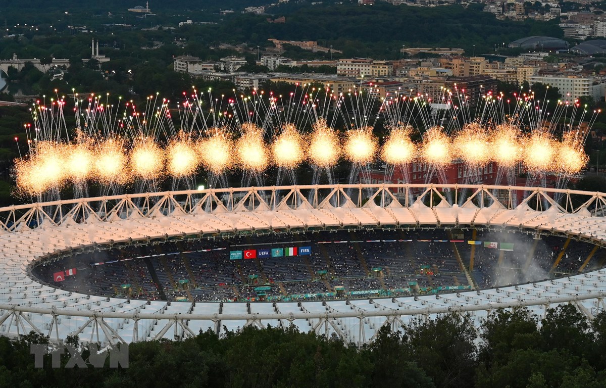Màn pháo hoa rực rỡ sắc màu trong lễ khai mạc Giải vô địch bóng đá châu Âu (EURO) 2020 tại Rome, Italy ngày 11/6/2021