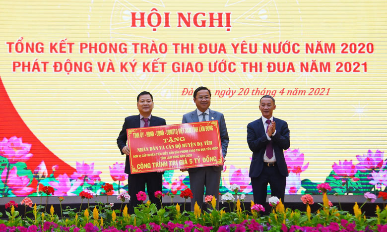 Khen thưởng công trình phúc lợi 5 tỷ đồng cho huyện Đạ Tẻh tại hội nghị tổng kết phong trào thi đua yêu nước năm 2020 và  ký kết giao ước thi đua năm 2021. Ảnh: Văn Báu