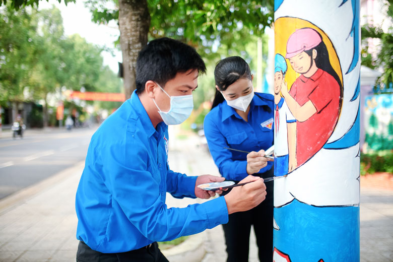 Đoàn viên, thanh niên huyện Cát Tiên tuyên truyền thông điệp an toàn giao thông qua tranh vẽ trên cột điện