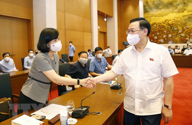 Chủ tịch Quốc hội Vương Đình Huệ với lãnh đạo cơ quan báo chí. 