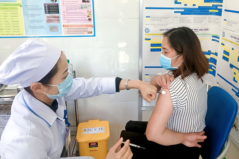 Tiêm vắc xin phòng COVID-19 đợt 1 tại Trung tâm Kiểm soát Bệnh tật Lâm Đồng
