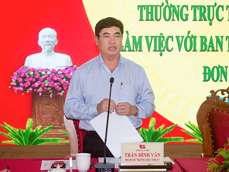 Phó Bí thư Thường trực Tỉnh ủy Lâm Đồng Trần Đình Văn phát biểu tại buổi làm việc