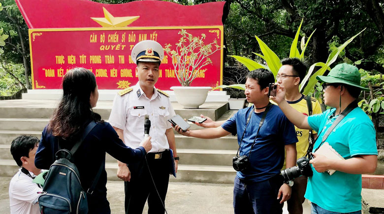 Phóng viên Báo Lâm Đồng và các đồng nghiệp tác nghiệp ở Trường Sa. Ảnh: Hải Đường
