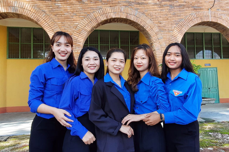 Sinh viên - đảng viên từ trái qua phải: Lê Thị Lụa, Ma Trạm, Nguyễn Thị Kim Ngọc, Trình Thị Loan và Ka Thônh