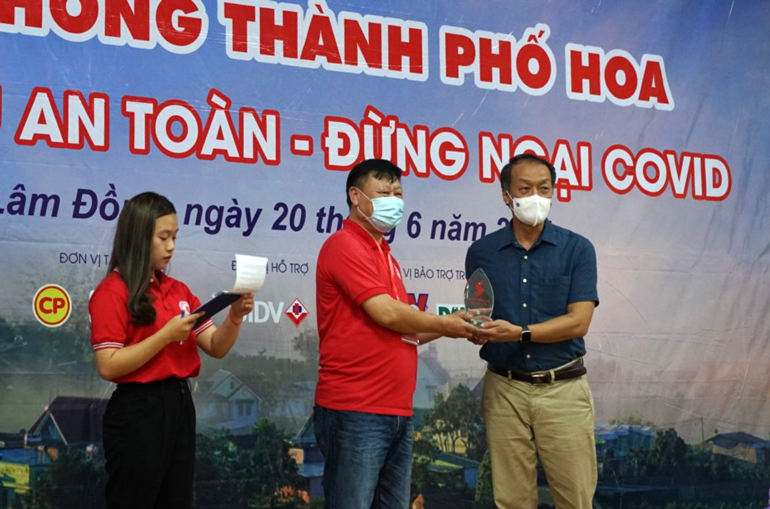 Ông Bạch Quốc Khánh - Viện trưởng Viện Huyết học và Truyền máu Trung ương (bìa phải) trao biểu trưng cho Ban Chỉ đạo vận động Hiến máu tình nguyện tỉnh Lâm Đồng tổ chức Hành trình Đỏ lần IX