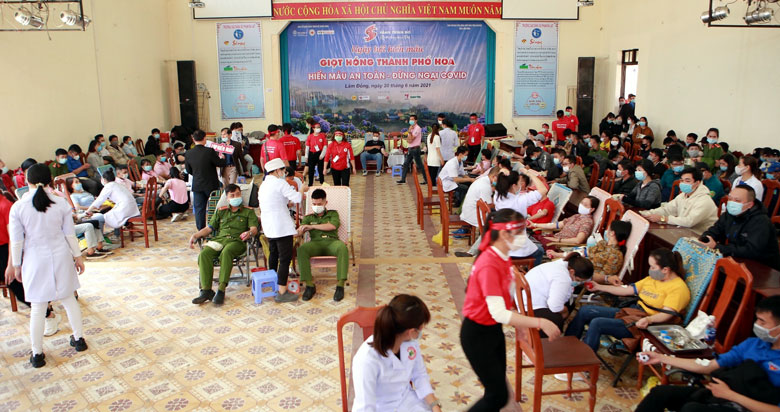 Ngày hội “Giọt hồng TP Hoa” huy động nhiều tầng lớp nhân dân tham gia hiến máu