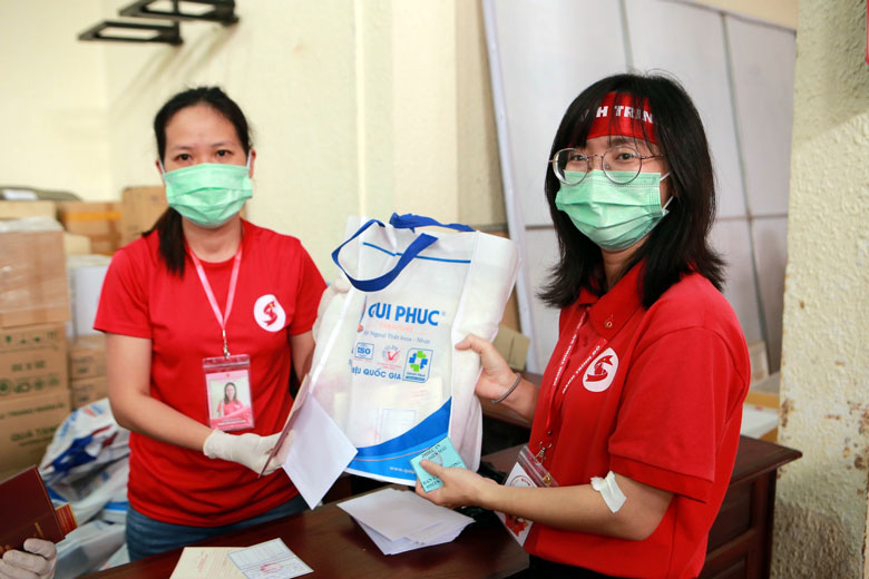 Tình nguyện viên hiến máu nhận quà tặng của Chương trình Hành trình Đỏ Lâm Đồng lần thứ IX