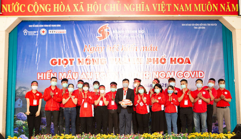 Hội CTĐ tỉnh trao Chứng nhận các tình nguyện viên Hành trình Đỏ - Ngày hội HMTN Giọt hồng TP Hoa năm 2021