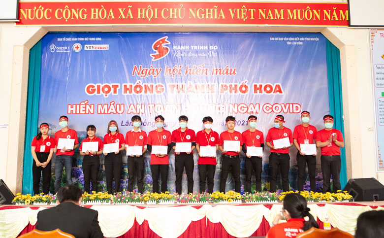 Hội CTĐ tỉnh khen thưởng các tình nguyện viên, các tập thể xuất sắc trong thực hiện Hành trình Đỏ -Ngày hội HMTN Giọt hồng TP Hoa năm 2021