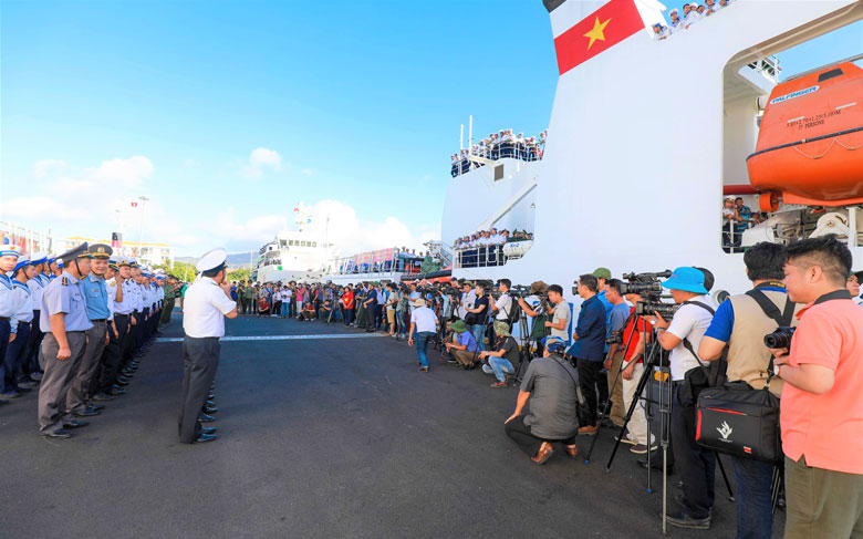 Các nhà báo, phóng viên trên khắp mọi miền Tổ quốc tác nghiệp tại bến Cảng Cam Ranh (tỉnh Khánh Hòa) sẵn sàng lên tàu ra quần đảo Trường Sa tác nghiệp dịp tết Nguyên đán Canh Tý 2020