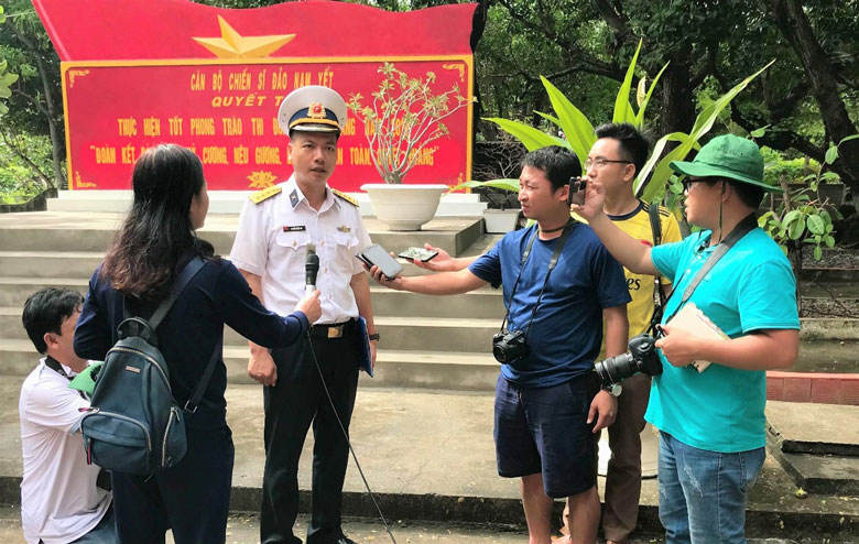 Phóng viên Khánh Phúc – Báo Lâm Đồng cùng các phóng viên, nhà báo tác nghiệp trên đảo Nam Yết anh hùng