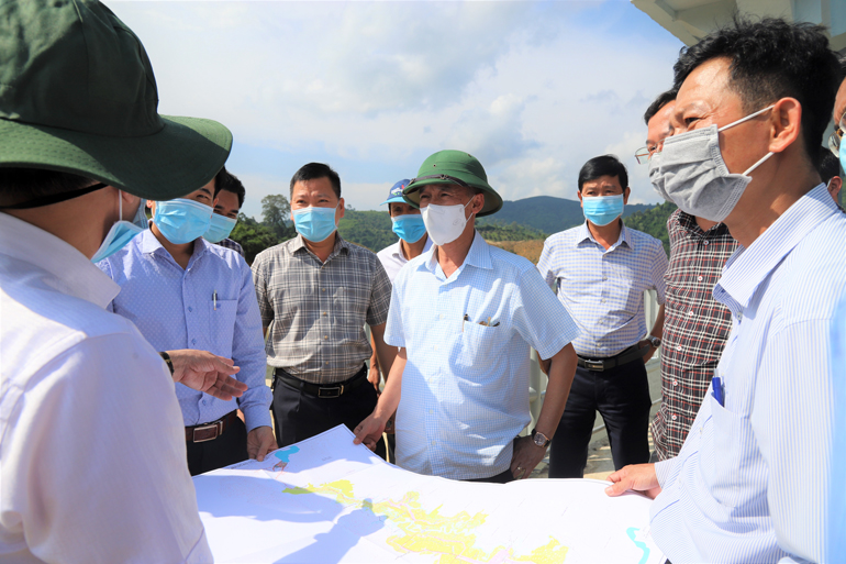 Chủ tịch UBND tỉnh Lâm Đồng Trần Văn Hiệp kiểm tra hồ chứa nước Đạ Lây (huyện Đạ Tẻh)