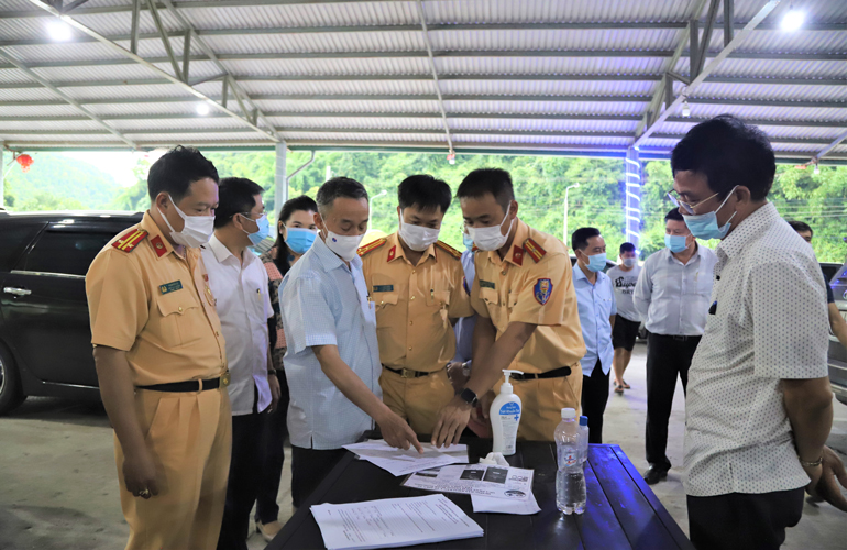Chủ tịch UBND tỉnh Lâm Đồng Trần Văn Hiệp kiểm tra công tác phòng chống dịch tại Chốt số 1