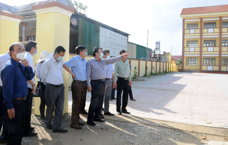 Phó Chủ tịch UBND tỉnh Lâm Đồng Phạm S kiểm tra tình hình thực hiện kế hoạch đầu tư công tại Bảo Lâm