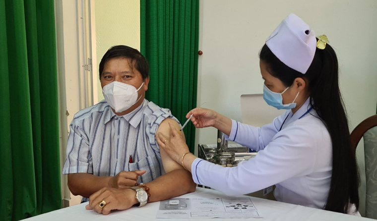 Phóng viên các cơ quan thông tấn, báo chí thường trú tại Lâm Đồng tiêm phòng vắc xin phòng Covid-19 tại Bệnh viện Đa khoa Lâm Đồng trong sáng 23/6
