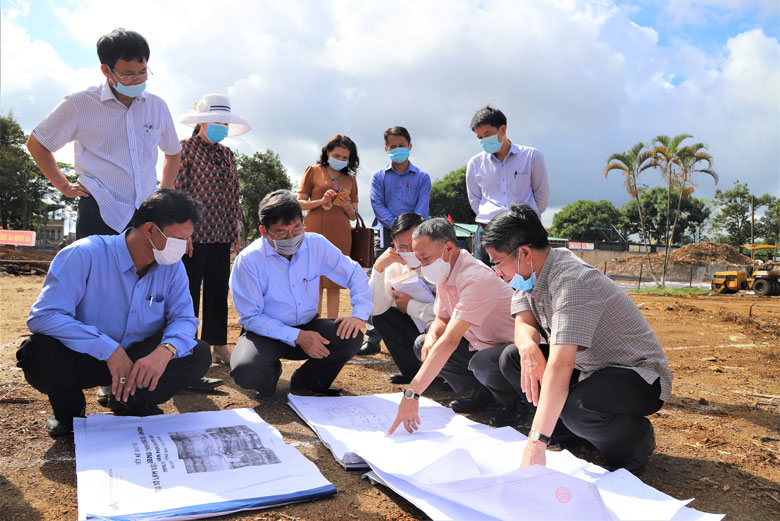 Đồng chí Trần Văn Hiệp - Chủ tịch UBND tỉnh Lâm Đồng kiểm tra bản vễ và bản phối cảnh Dự án xây dựng Trụ sở làm việc HĐND - UBND TP Bảo Lộc