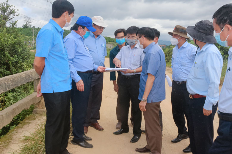 Đoàn công tác của tỉnh đi kiểm tra, khảo sát một số dự án, công trình triển khai trên địa bàn huyện Lâm Hà