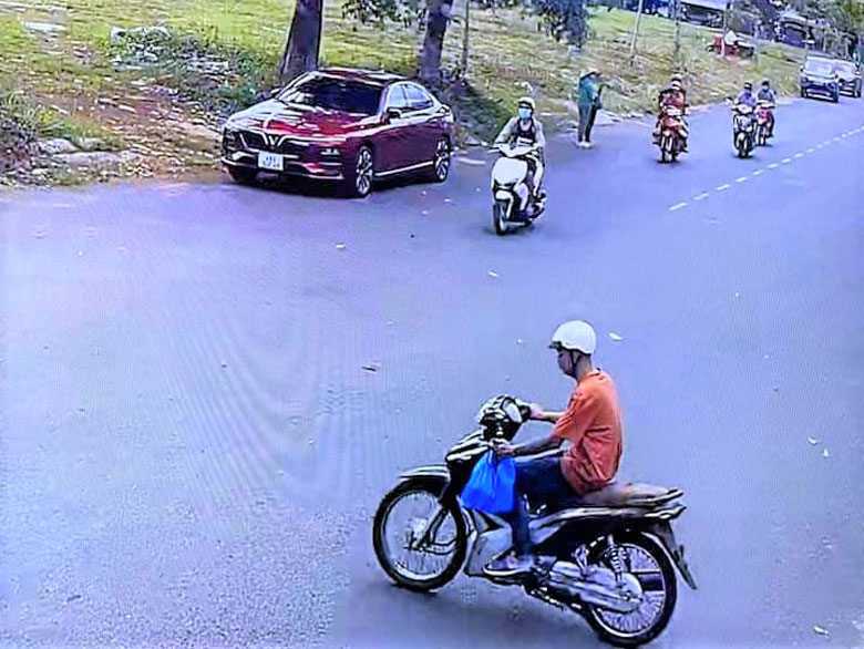 Hình ảnh đối tượng Vũ điều khiển xe máy mang theo số tiền 950 triệu đồng vừa trộm được bỏ trốn được camera an ninh ghi lại