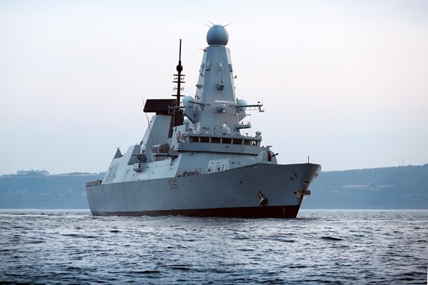 Tàu khu trục HMS Defender của Hải quân Hoàng gia Anh.