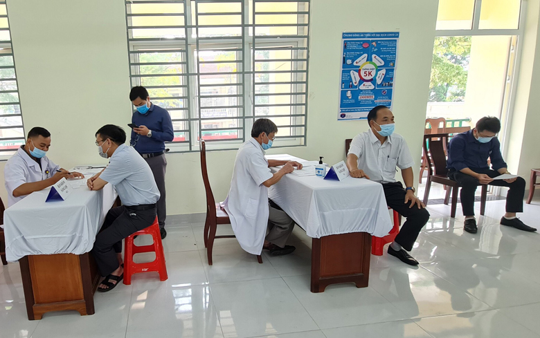 Tiêm vắc xin phòng Covid-19 cho các trường hợp trực tiếp tham gia công tác phòng chống dịch tại Lâm Hà 