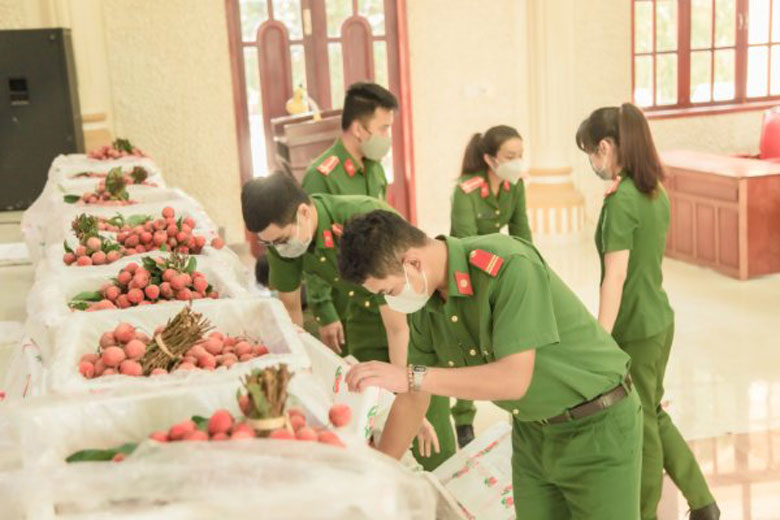 Đoàn viên, thanh niên Công an tỉnh tiếp nhận vải thiều từ Bắc Giang chuyển vào Đà Lạt