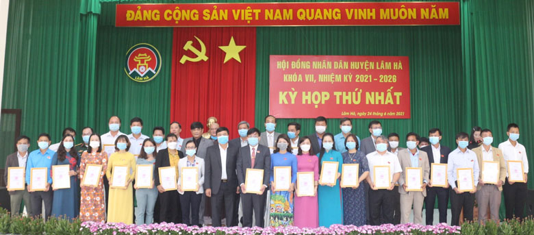Trao giấy xác nhận đại biểu HĐND huyện Lâm Hà khóa VII