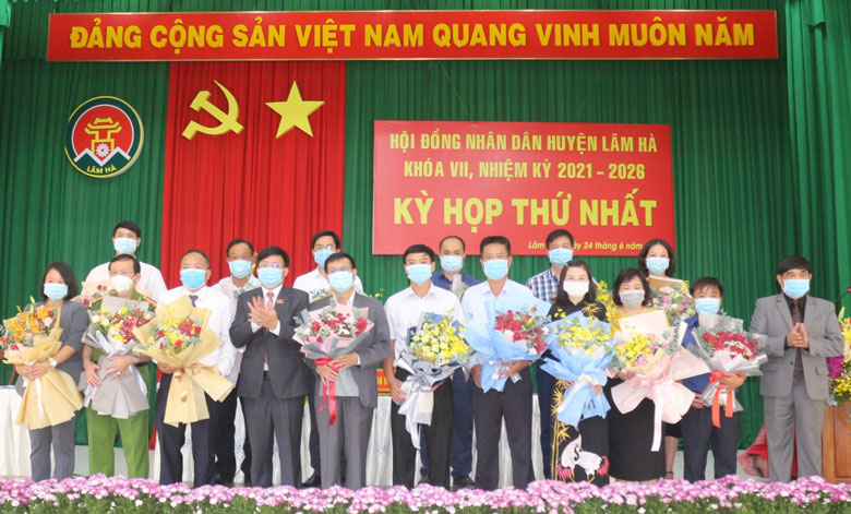 Tặng hoa chúc mừng các đồng chí Chủ tịch, Phó Chủ tịch và Ủy viên UBND huyện Lâm Hà vừa đắc cử