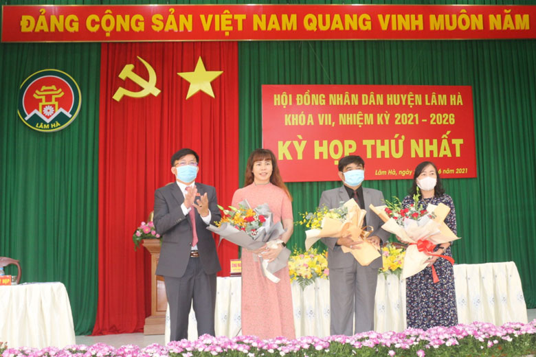 Tặng hoa chia tay đồng chí Chủ tịch và các Trưởng ban, Phó Trưởng ban của HĐND huyện Lâm Hà khóa VI không tham gia khóa VII