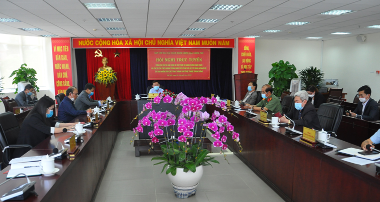 Ông Phan Văn Đa, Phó Chủ tịch UBND tỉnh Lâm Đồng chủ trì hội nghị tại đầu cầu Lâm Đồng
