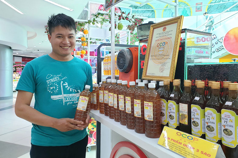 Phạm Toản với sản phẩm khởi nghiệp mật ong PT Lâm Đồng