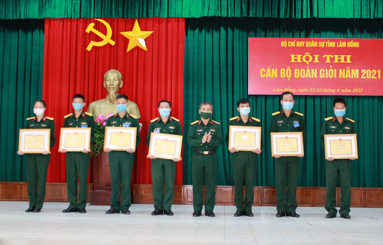 Đại tá Nguyễn Văn Sơn - Phó Chính ủy Bộ CHQS tỉnh trao giấy khen cho các thí sinh đạt thành tích cao